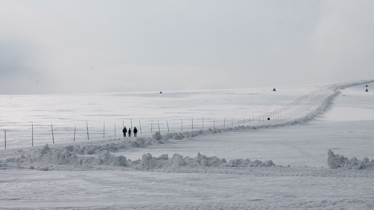 Na hřebenech Krkonoš je čtvrt metru sněhu, Poláci vyhlásili lavinový stupeň